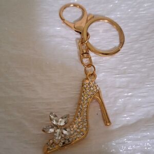 A Women's Keychain Bag Charm Rhinestone High Heeled Pump Shoe Gold Tone.
